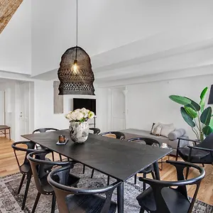 Sanders Regent - Smart Two-bedroom Near Square Apartment