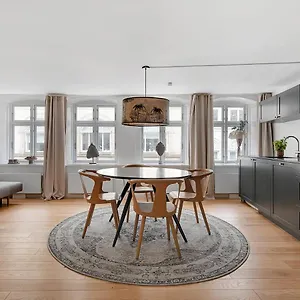 Sanders Regent - Endearing One-bedroom Near Square Apartment